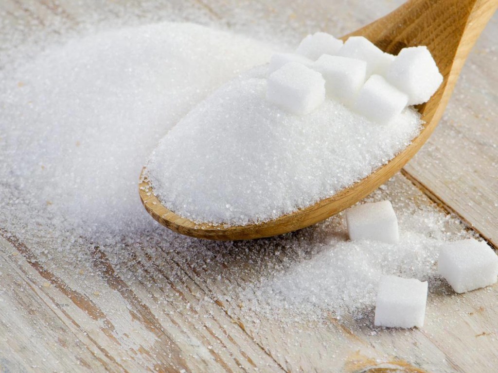 Диетолог рассказал, сколько сахара можно съедать ежедневно
