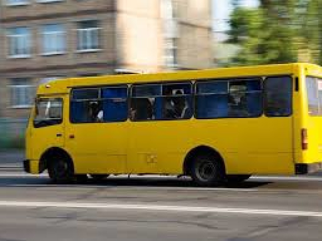 Водителю маршрутки в Киеве возил пассажиров с распахнутой дверью (ВИДЕО)