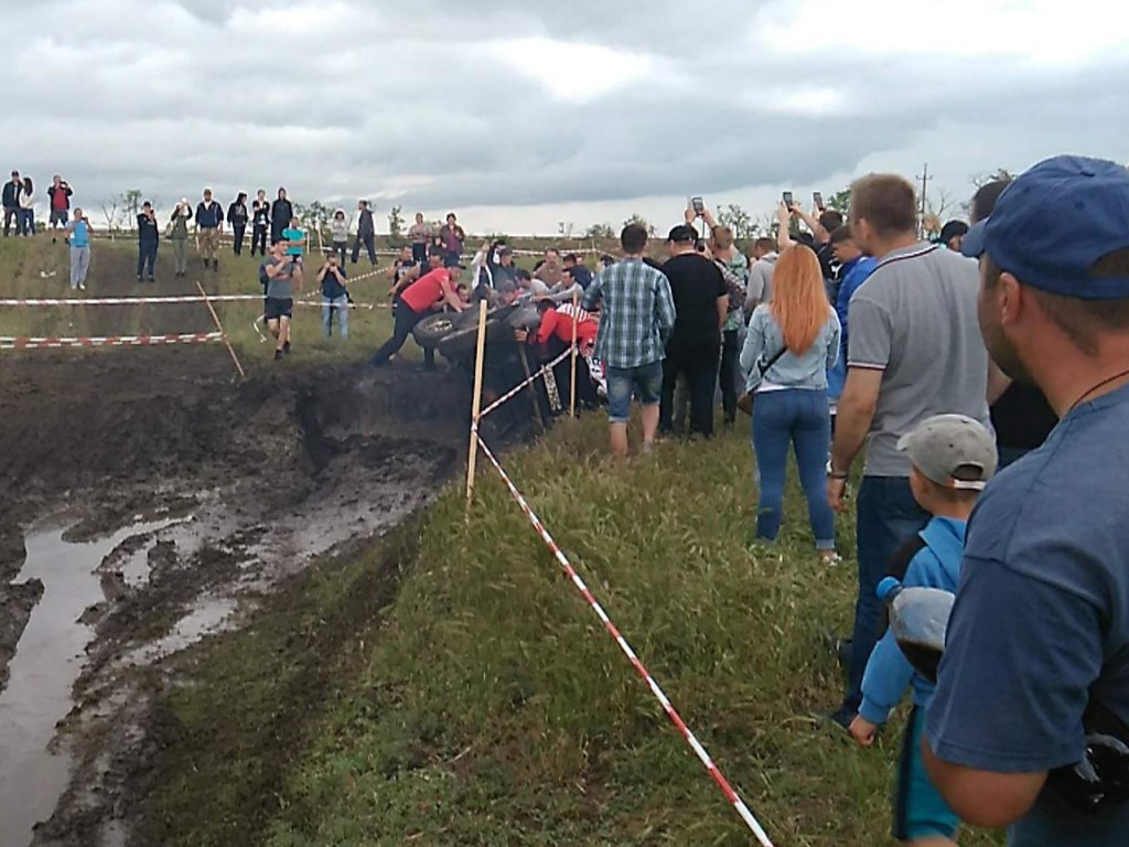На соревнованиях в Запорожской области в яму с водой рухнул внедорожник (ФОТО, ВИДЕО)