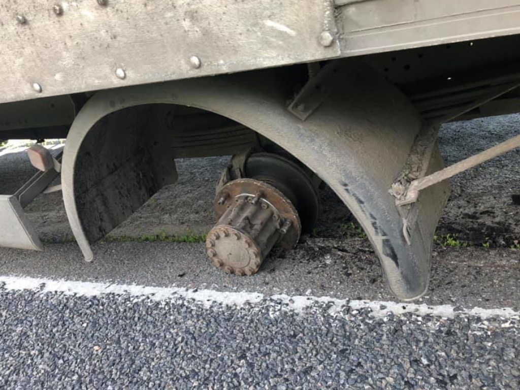От грузовика отлетело колесо: под Киевом на пустой дороге разбились две иномарки (ФОТО)