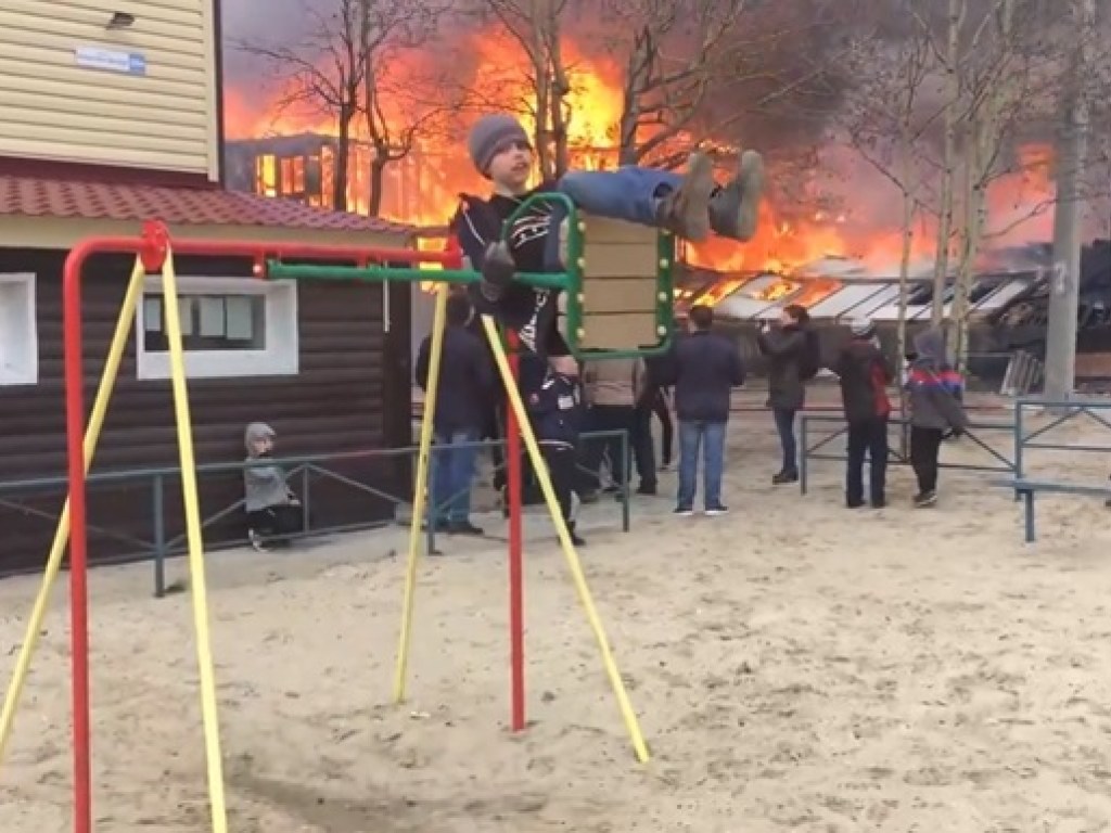 Пользователи поразились катанием мальчика на качелях во время пожара (ФОТО, ВИДЕО)