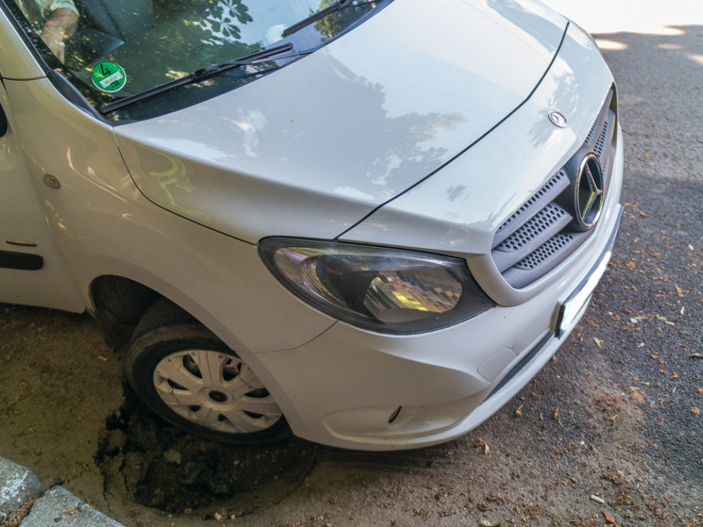 В центре Днепра Mercedes провалился колесами под землю (ФОТО)