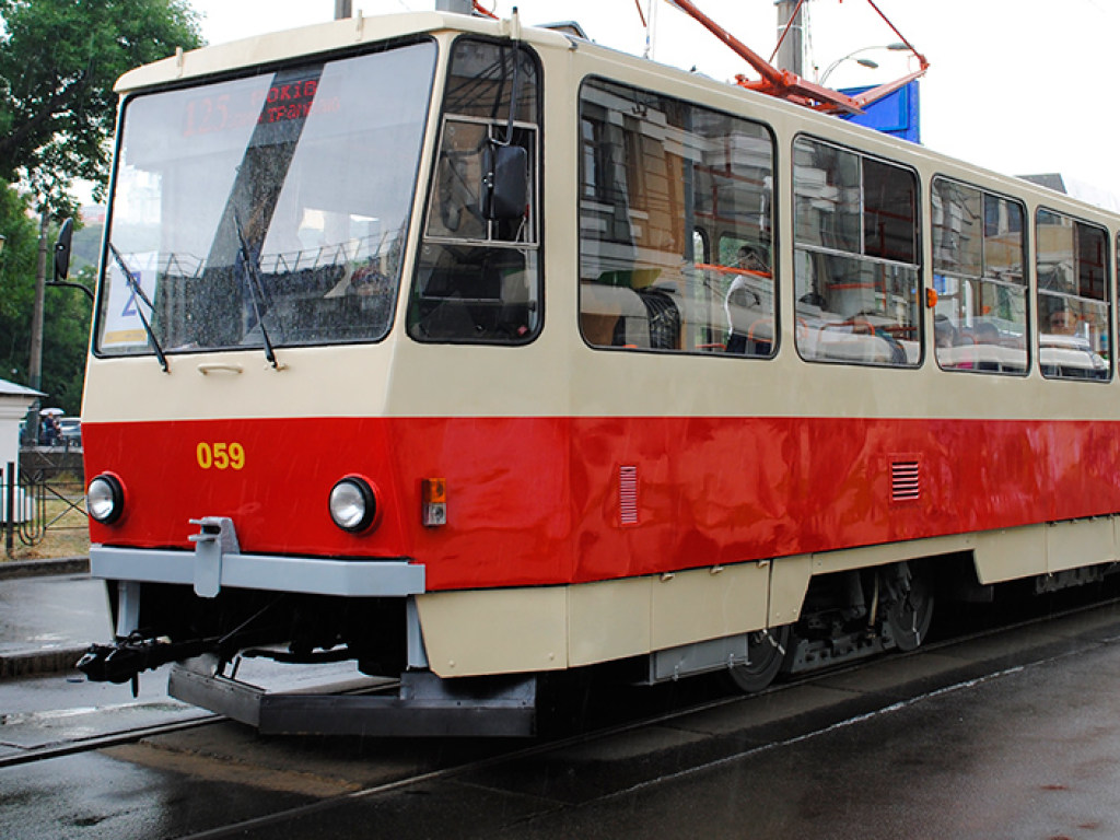 В Киеве пассажиры толкали сломавшийся трамвай (ВИДЕО)