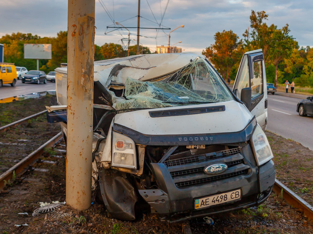 В Днепре Ford с супружеской парой вылетел на рельсы и врезался в столб: есть пострадавшие (ФОТО, ВИДЕО)