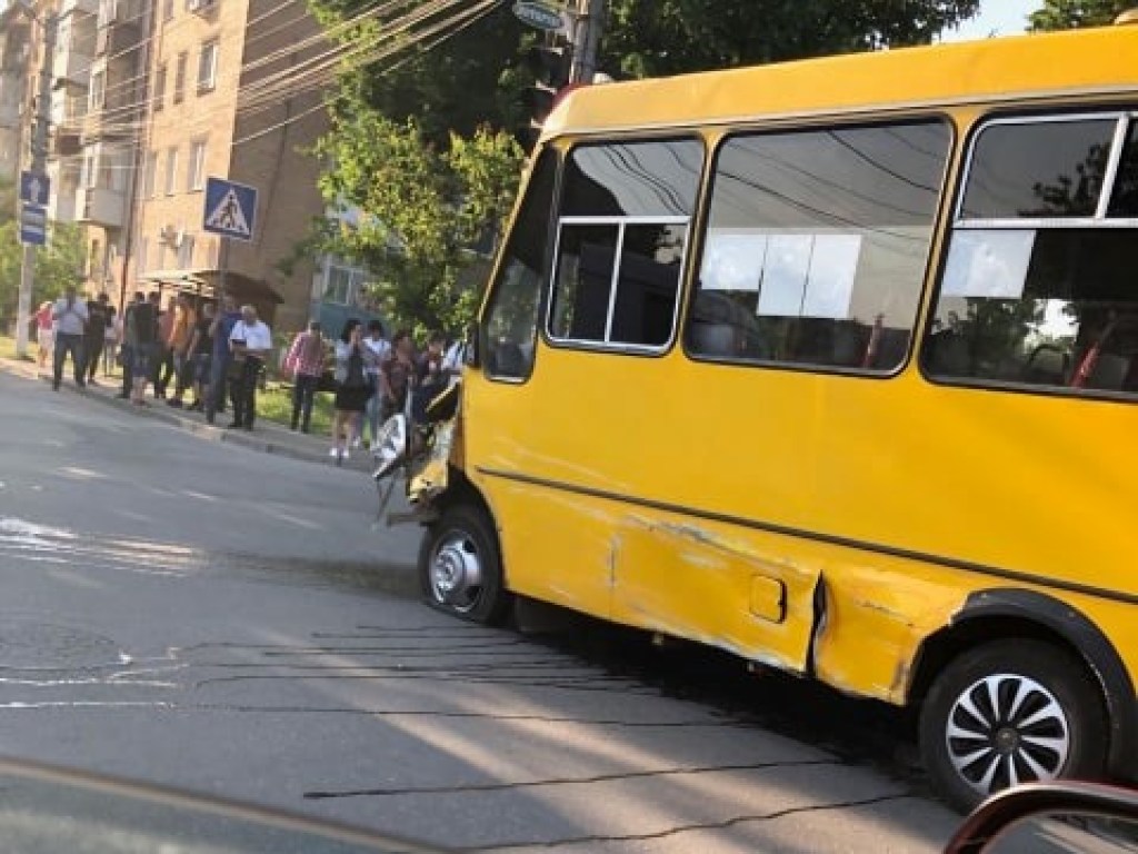 В Кропивницком микроавтобус с пассажирами врезался в электроопору (ФОТО)