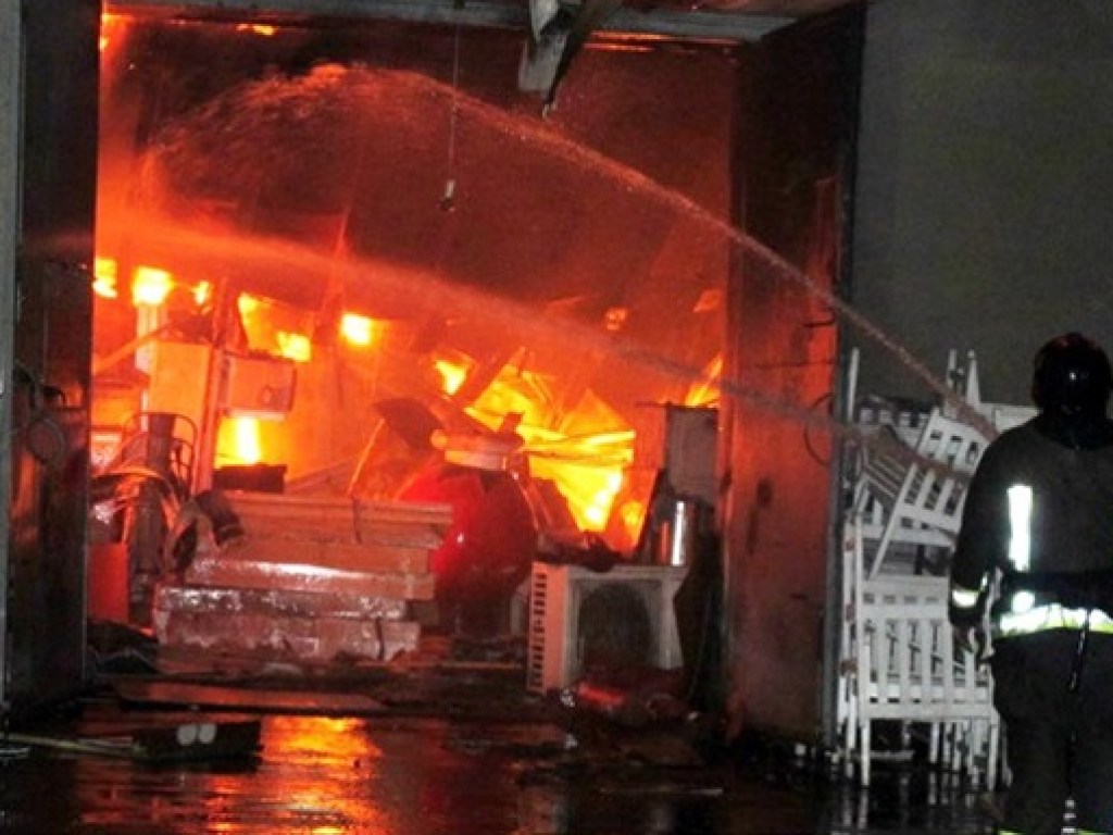 В Одессе произошел пожар на мебельном складе: прогремели взрывы (ФОТО)