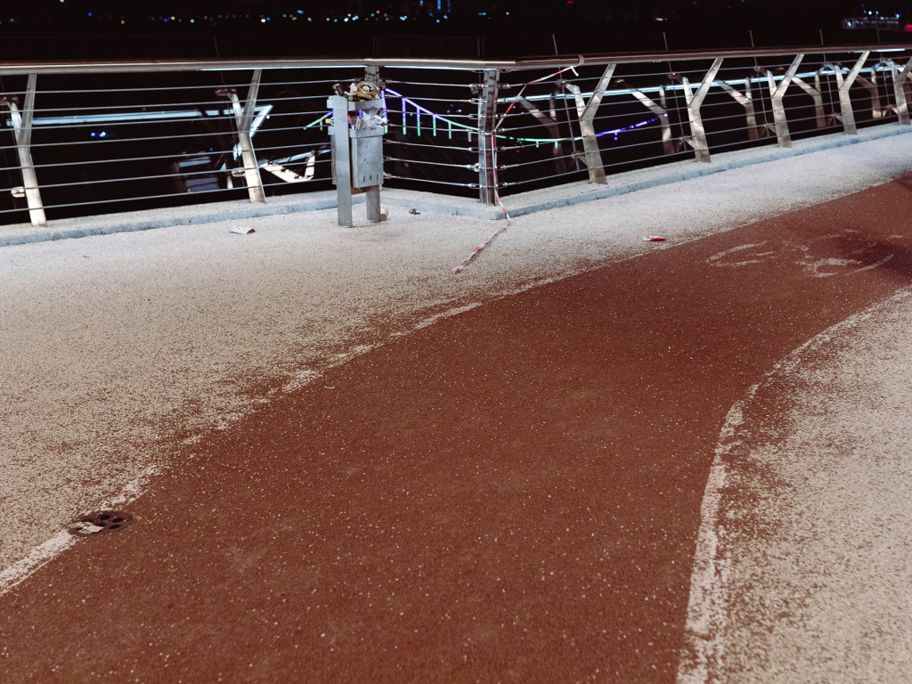 Новая поломка на скандальном «Мосту Кличко»: Пришла в негодность велодорожка (ФОТО)