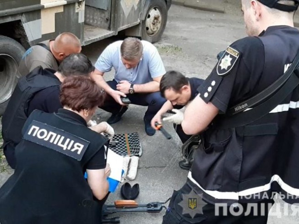 В Киеве трехлетняя девочка выпала из окна квартиры, в которой хранился арсенал оружия (ФОТО)