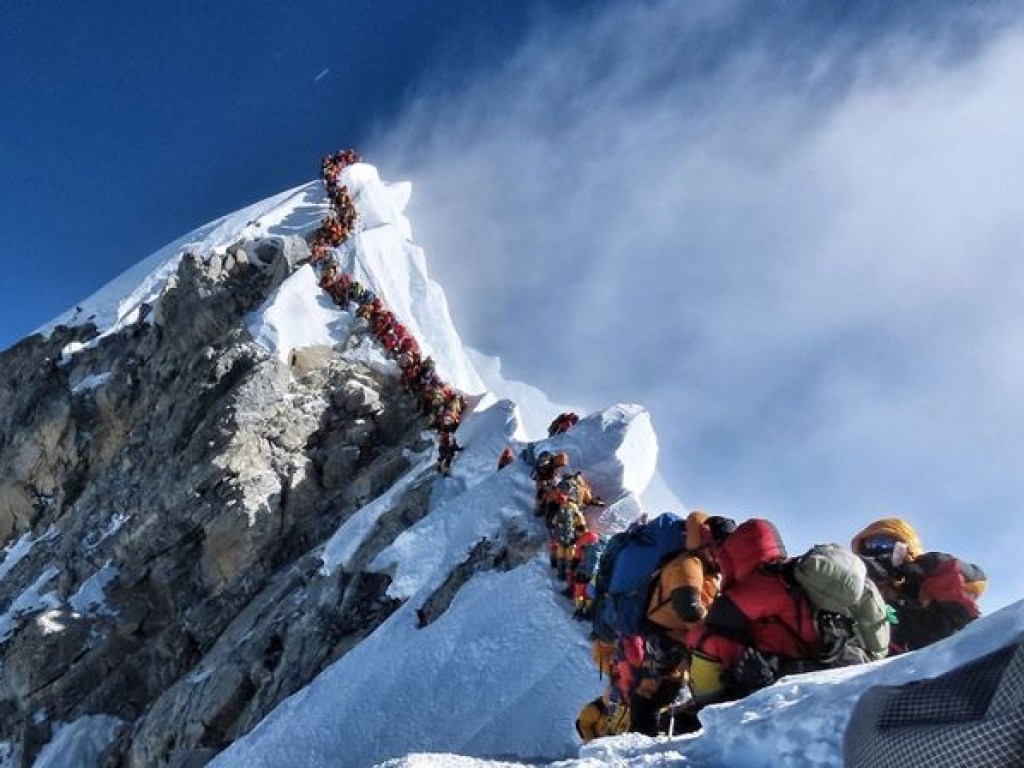 На Эвересте из-за большой очереди на вершину массово гибнут альпинисты (ФОТО, ВИДЕО)