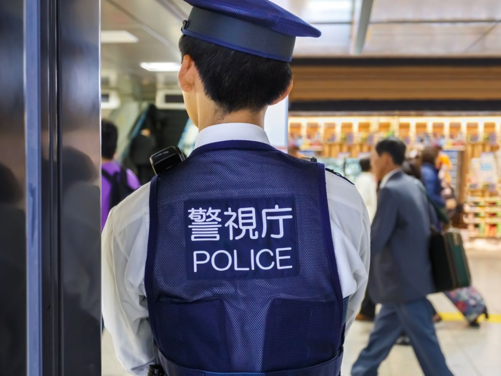 На автобусной остановке в Японии мужчина напал на людей: двое погибших, 16 раненых
