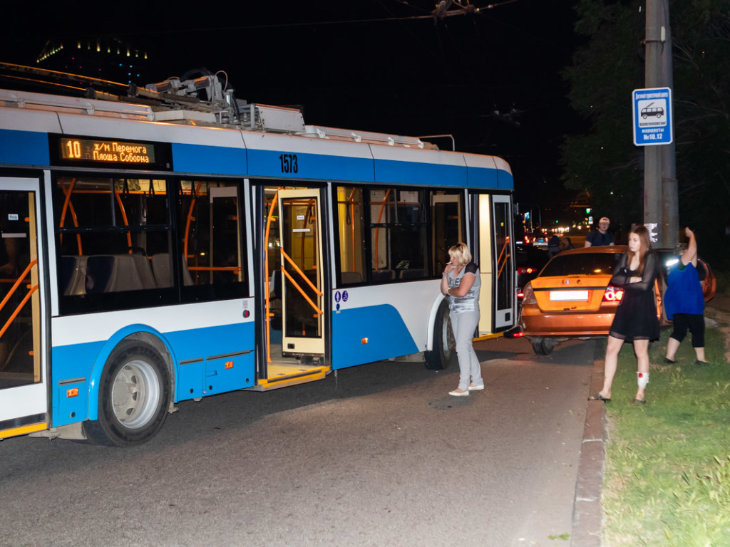 В Днепре столкнулись троллейбус и Chevrolet, есть пострадавшие (ФОТО, ВИДЕО)