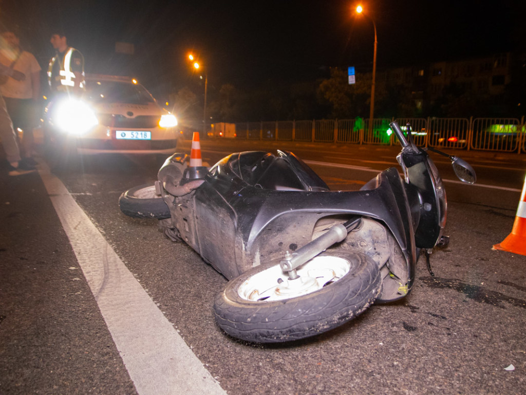 В Киеве водитель Mercedes бросил в мопедиста бутылку (ФОТО, ВИДЕО): читать  на Golos.ua