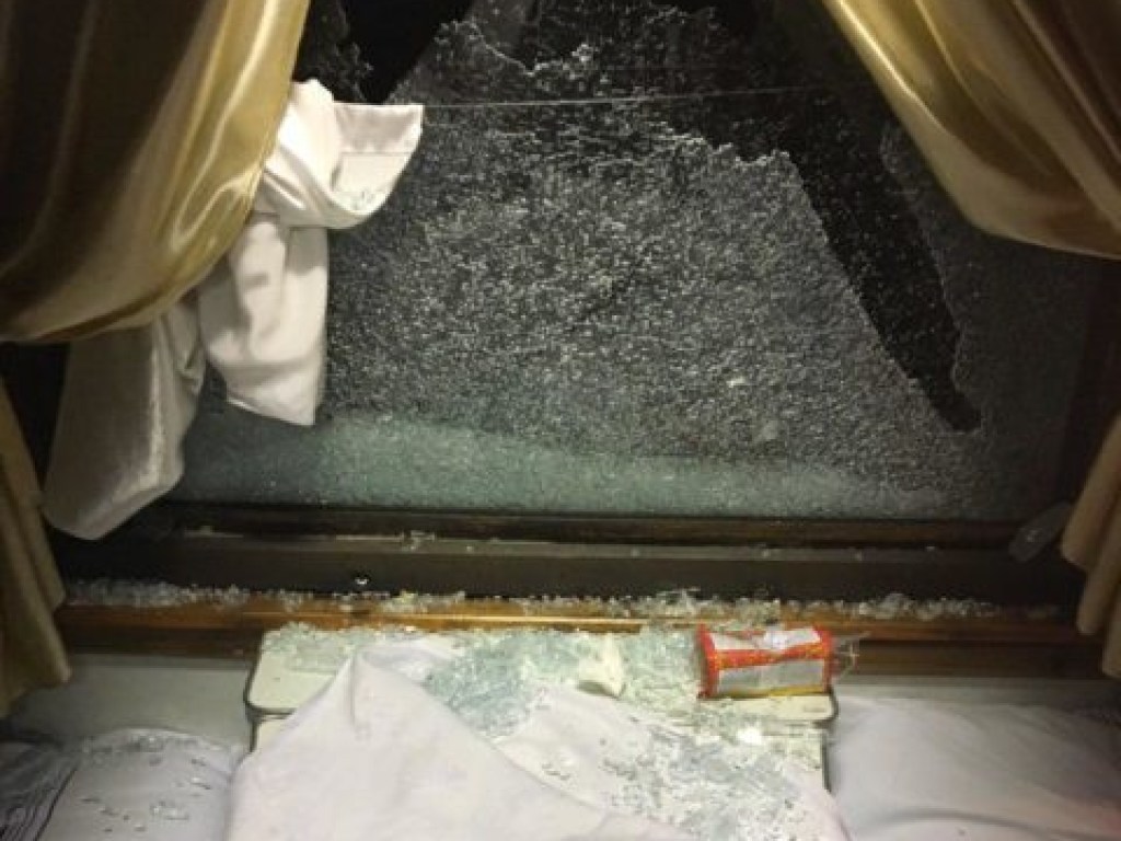 На Полтавщине хулиганы разбили окно в поезде «Харьков-Одесса»: осколками усеяло купе (ФОТО)