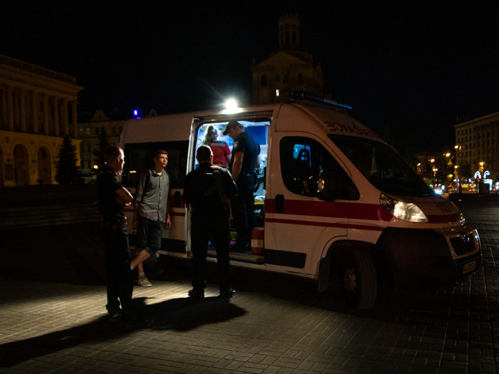В центре Киева 18-летнему парню порезали ножом лицо (ФОТО, ВИДЕО)