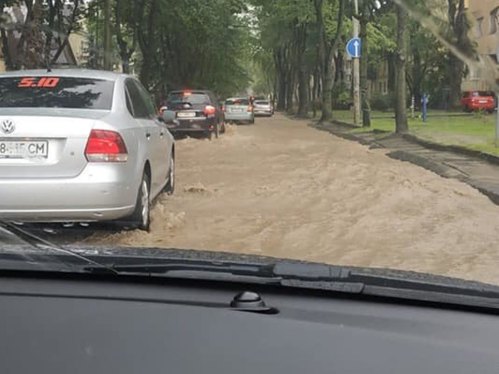 «Плывут» автомобили: во Львове из-за непогоды подтопило ряд улиц (ФОТО, ВИДЕО)