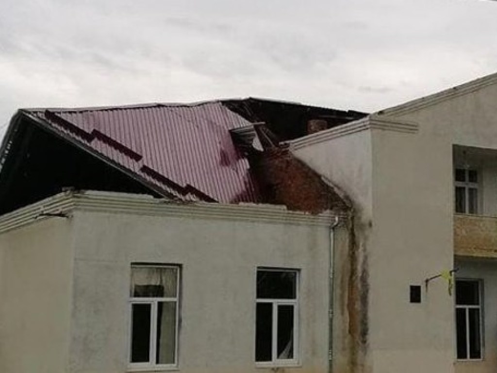 Непогода на Прикарпатье: дома без крыш и под водой (ФОТО)