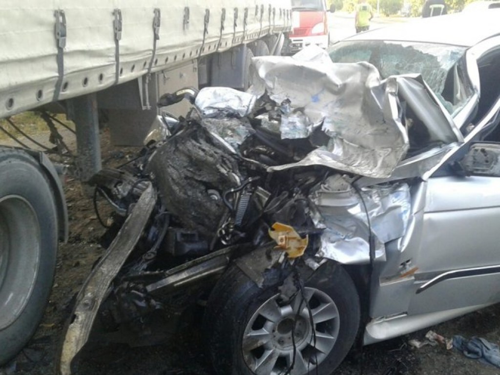 В Николаевской области столкнулись BMW и грузовик DAF: молодой водитель иномарки умер в больнице (ФОТО)