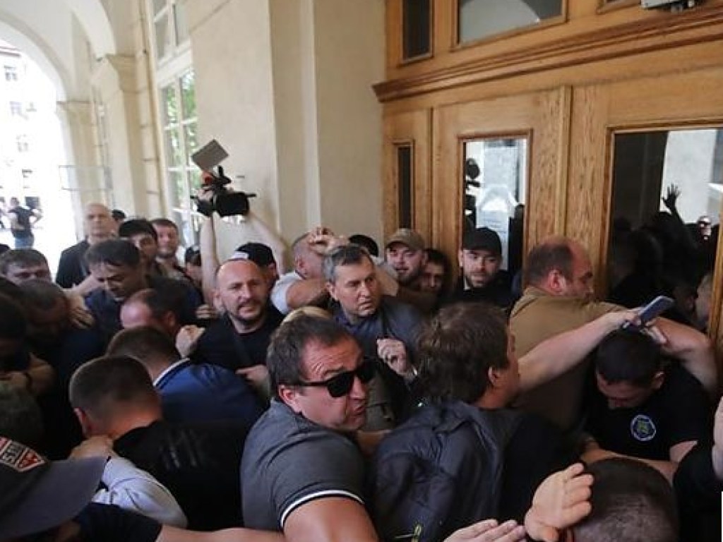 Во Львове протестующие выломали двери горсовета и облили депутатов краской (ФОТО, ВИДЕО)