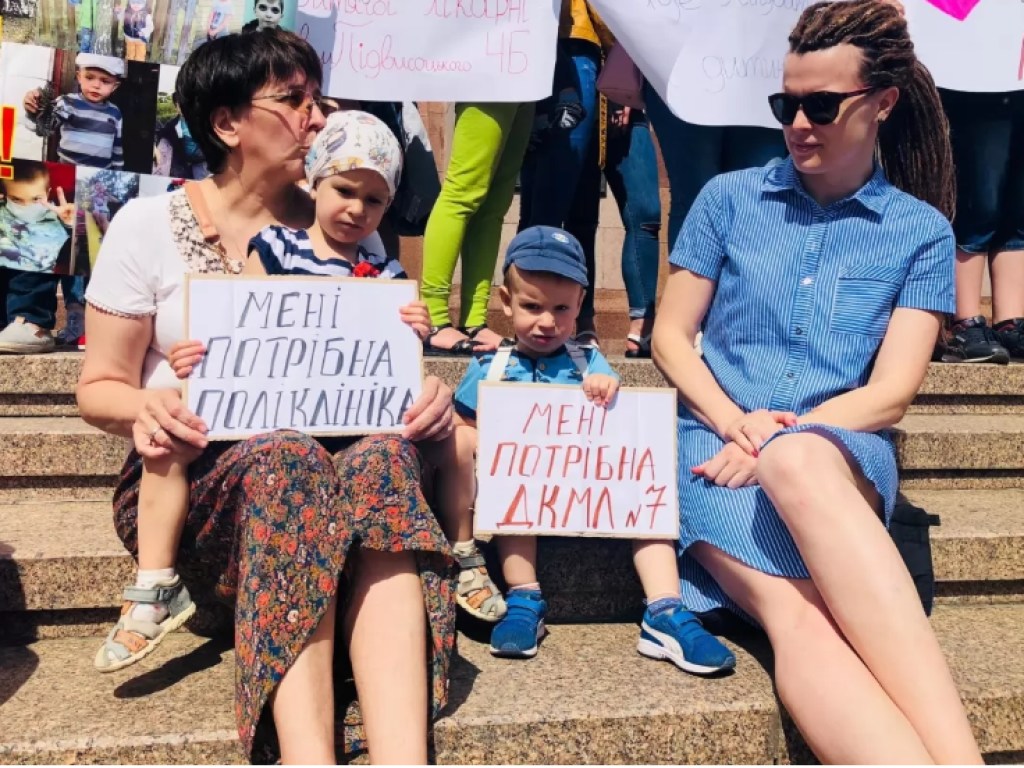 На столичном Печерске хотят закрыть детскую больницу: у стен КГГА собрались киевляне (ФОТО)