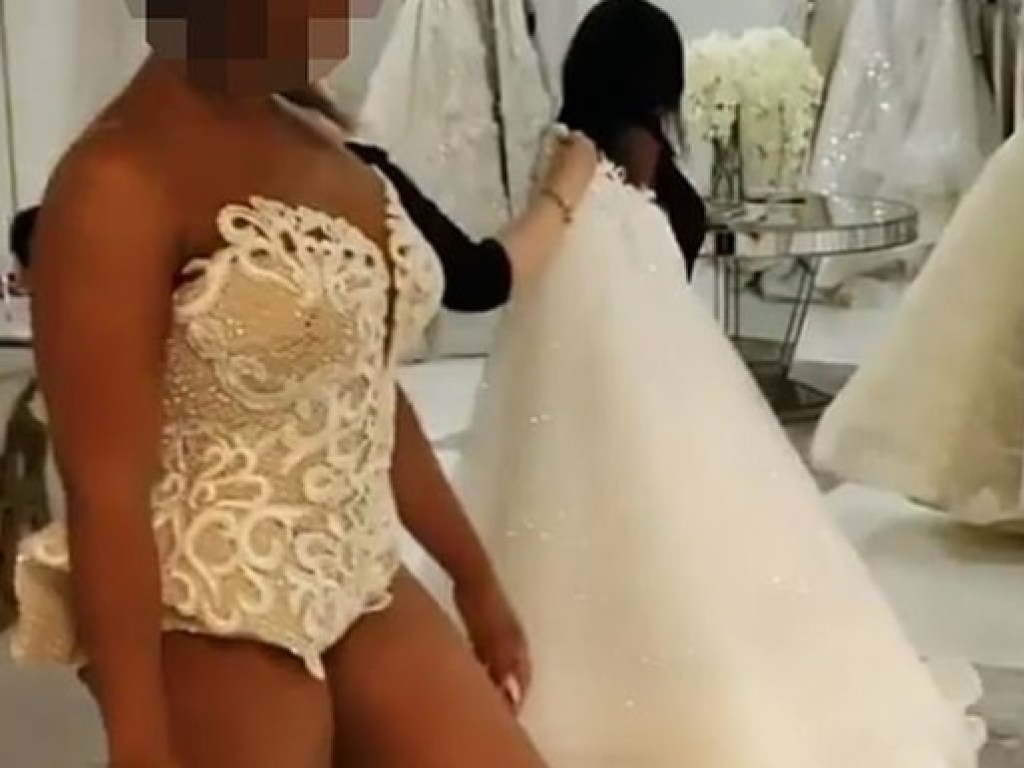 Американская невеста позировала в корсете свадебного платья без юбки (ФОТО)
