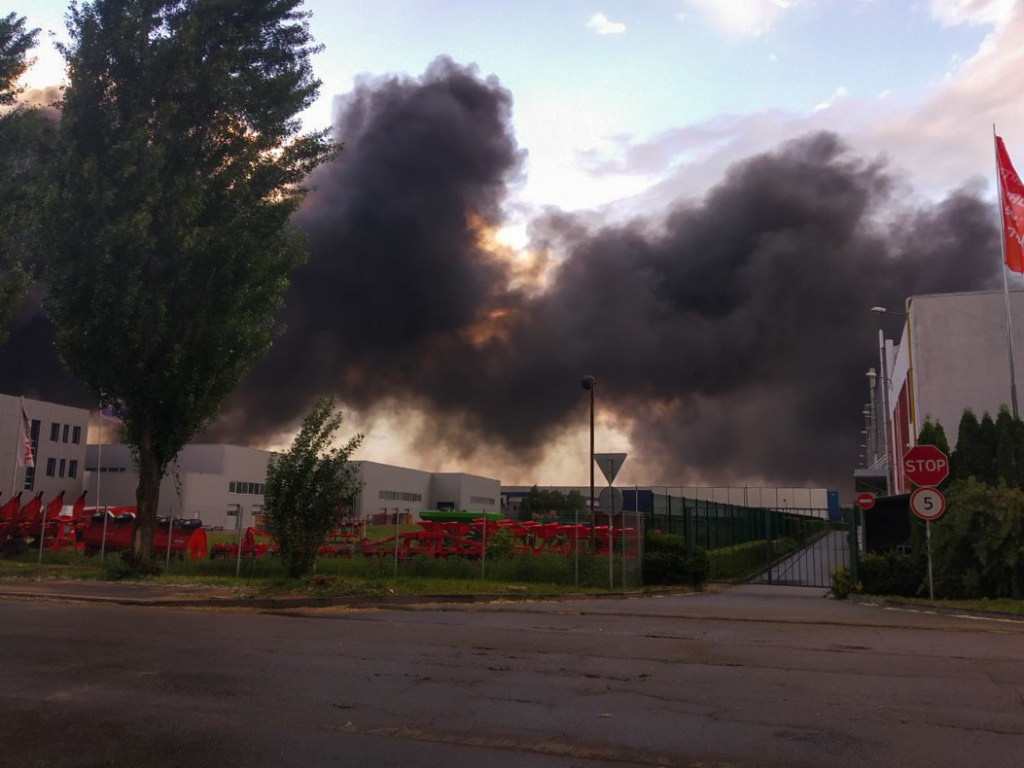 Под Киевом пожар на АЗС: дорогу возле места ЧП перекрыли (ФОТО, ВИДЕО)
