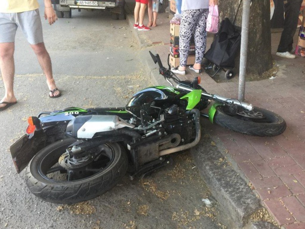 В Николаеве мотоцикл от столкновения с Mitsubishi Pajero влетел в дорожный знак (ФОТО)
