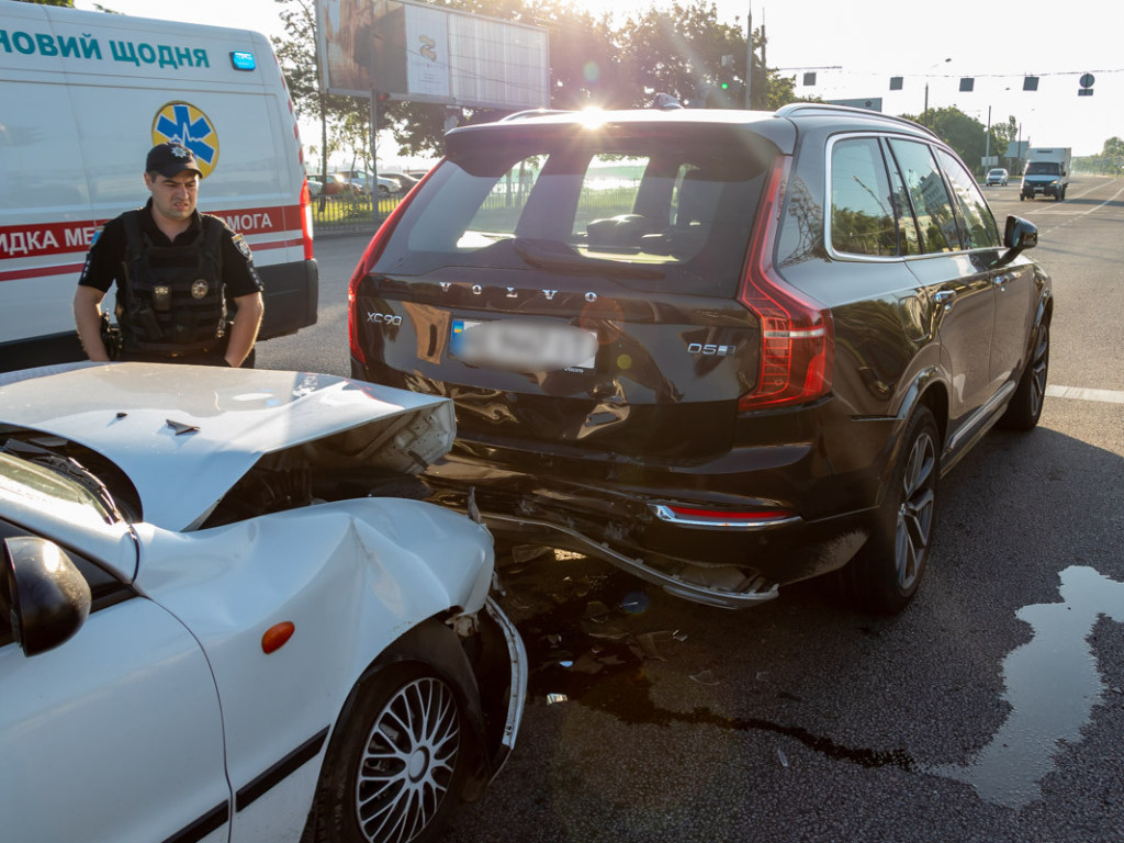 На светофоре в Днепре Daewoo «догнал» Volvo: двое пострадавших (ФОТО, ВИДЕО)