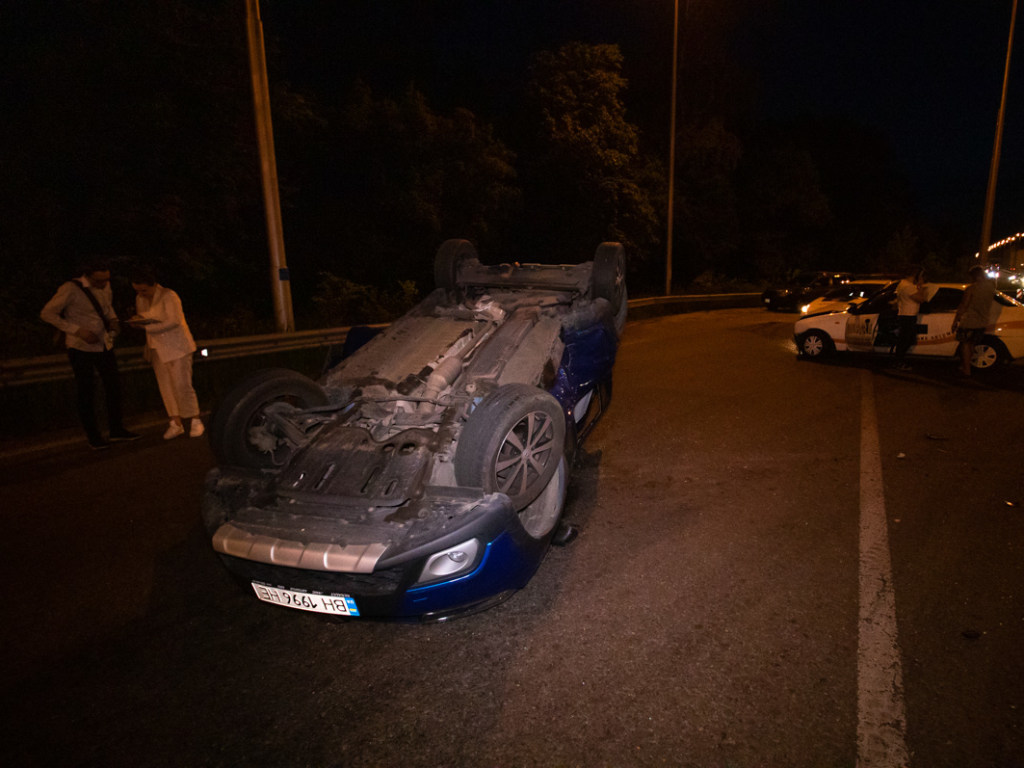 На Житомирской трассе Lanos врезался в Renault: иномарка перевернулась (ФОТО, ВИДЕО)