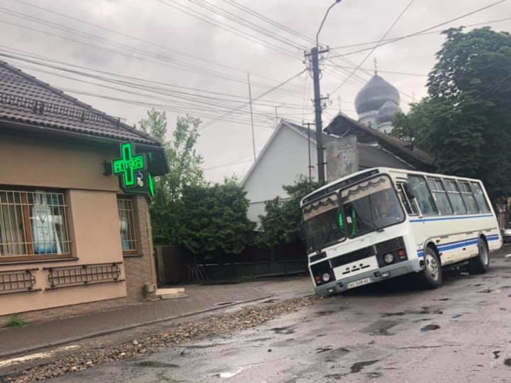 На Закарпатье автобус провалился под землю (ФОТО)