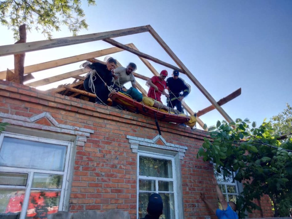 На Харьковщине спасатели и медики снимали с крыши мужчину с инсультом (ФОТО)