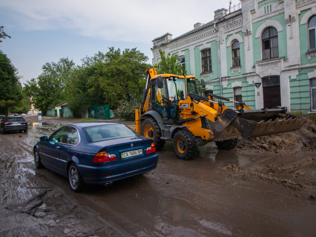 На Железнодорожном шоссе в Киеве прорвало трубу, дома остались без воды (ФОТО, ВИДЕО)