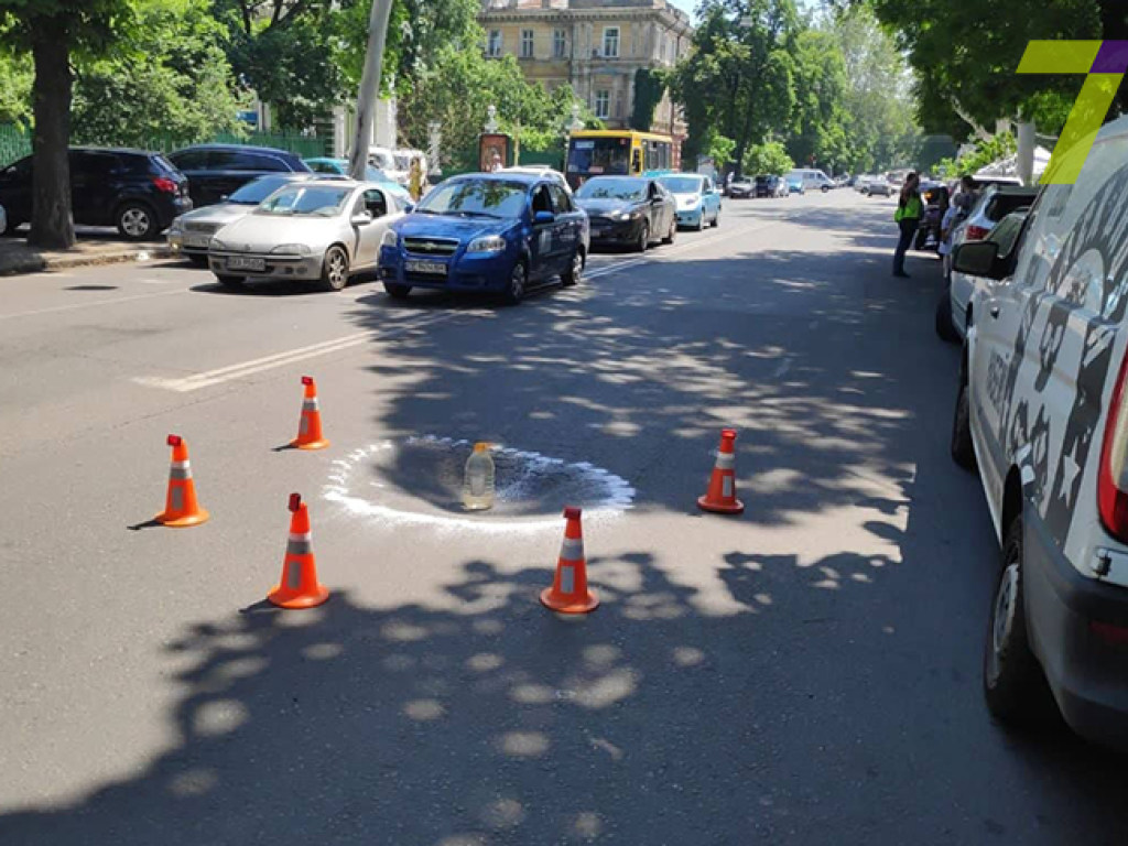 В центре Одессы мопедист сильно травмировался из-за огромной ямы на дороге (ФОТО)
