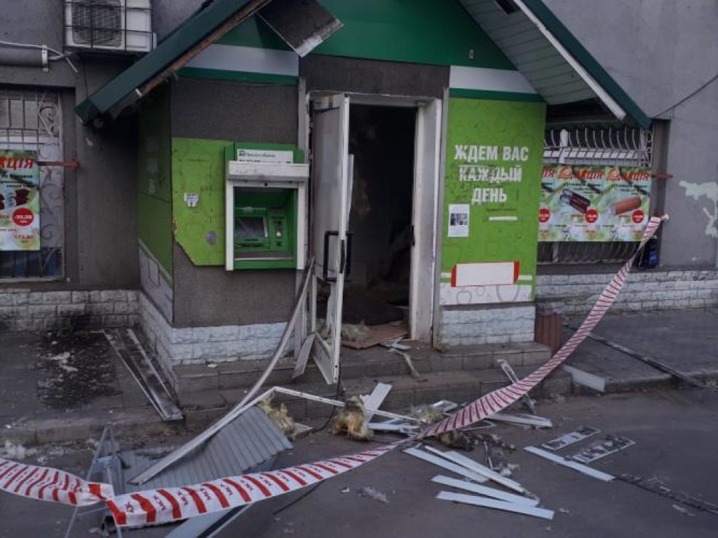 На Днепропетровщине взорвали банкомат «ПриватБанка» (ФОТО)