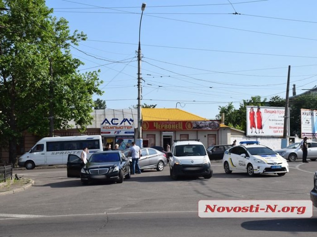 В центре Николаева столкнулись Hyundai и Renault (ФОТО)