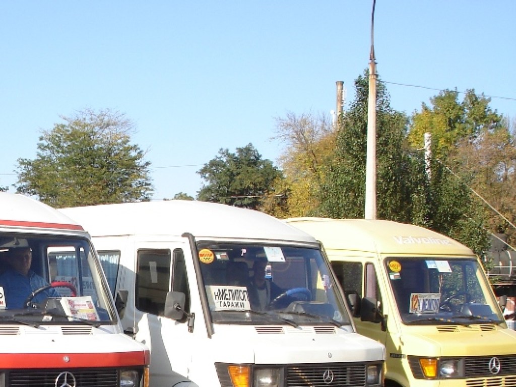 В Мелитополе хамоватый водитель маршрутки грубо выгнал девушку из автобуса