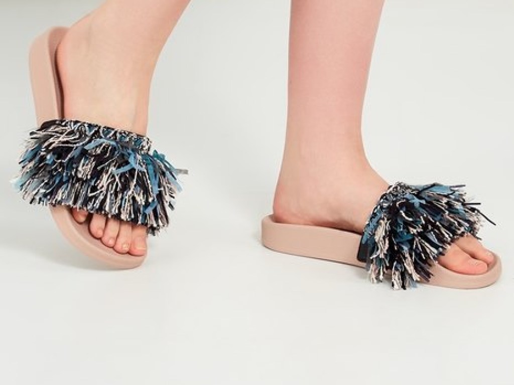 Шлёпки стали модной обувью: дизайнеры разрешают надевать их с платьями (ФОТО)