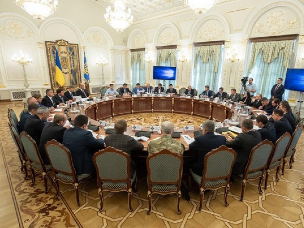 Заседание СНБО: о чем говорил Зеленский с чиновниками