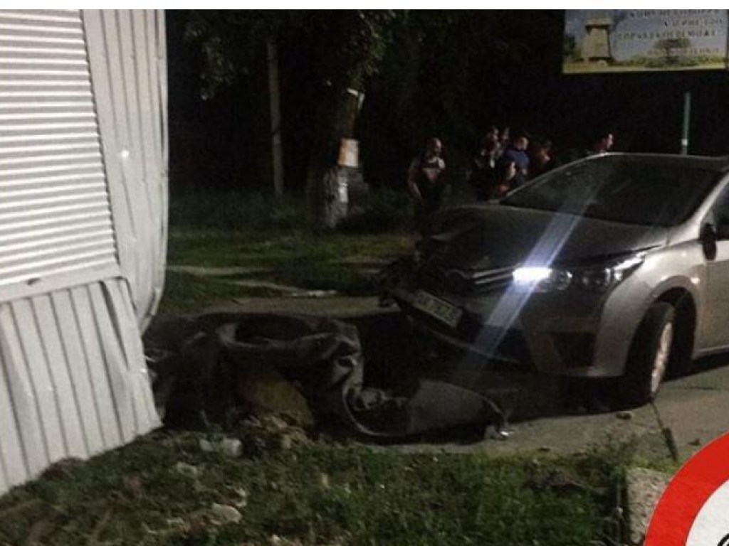 Под Киевом пьяный водитель Toyota протаранил Peugeot (ФОТО)