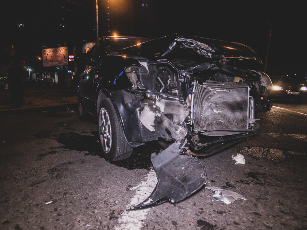 На Оболони в Киеве пьяный водитель Ravon врезался в припаркованный  Chevrolet (ФОТО, ВИДЕО)