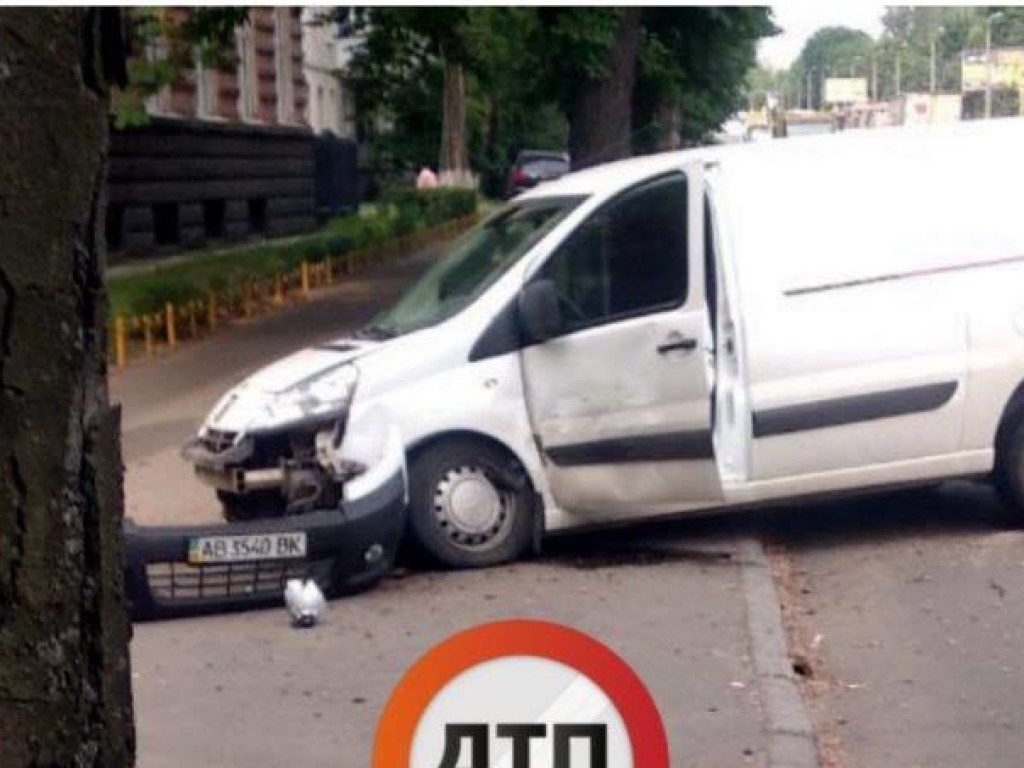 На Лукьяновке в Киеве микроавтобус врезался в дерево (ФОТО)