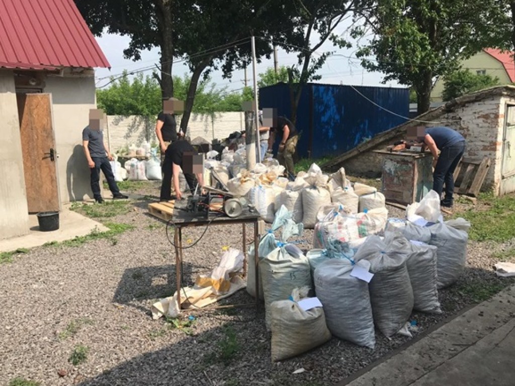 СБУ изъяла 2 тонны янтаря из нелегального цеха в Киевской области (ФОТО)