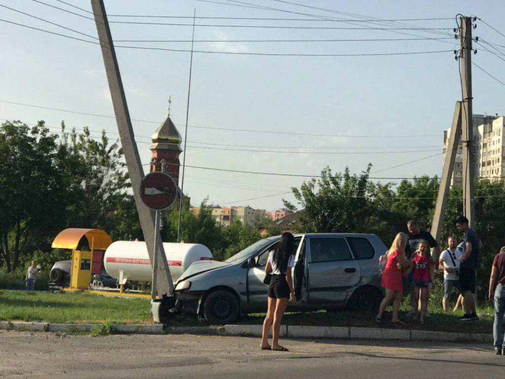 В Харькове иномарка с девушкой за рулем врезалась в столб (ФОТО)