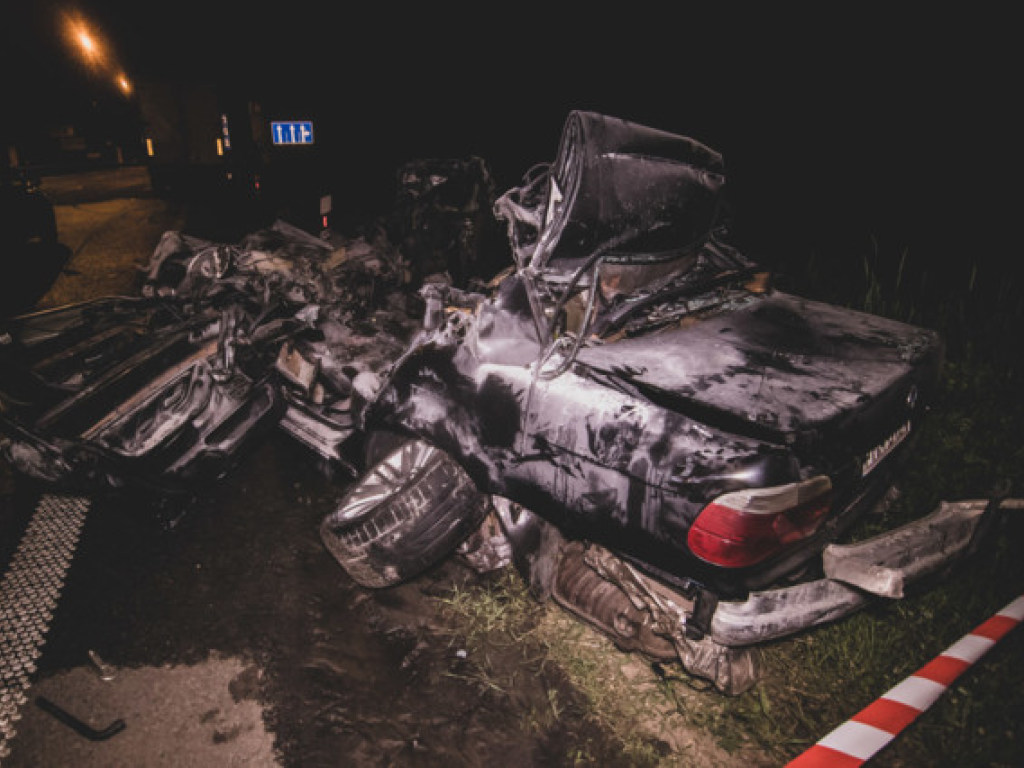 Груда металлолома: под Киевом BMW на скорости 210 км/ч врезалась в грузовик и вспыхнула (ФОТО, ВИДЕО)
