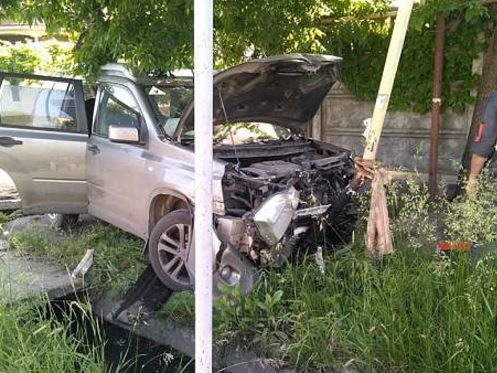 В Бердянске столкнулись Nissan и «ВАЗ»: машины пробили бетонный забор, есть пострадавшие (ФОТО)