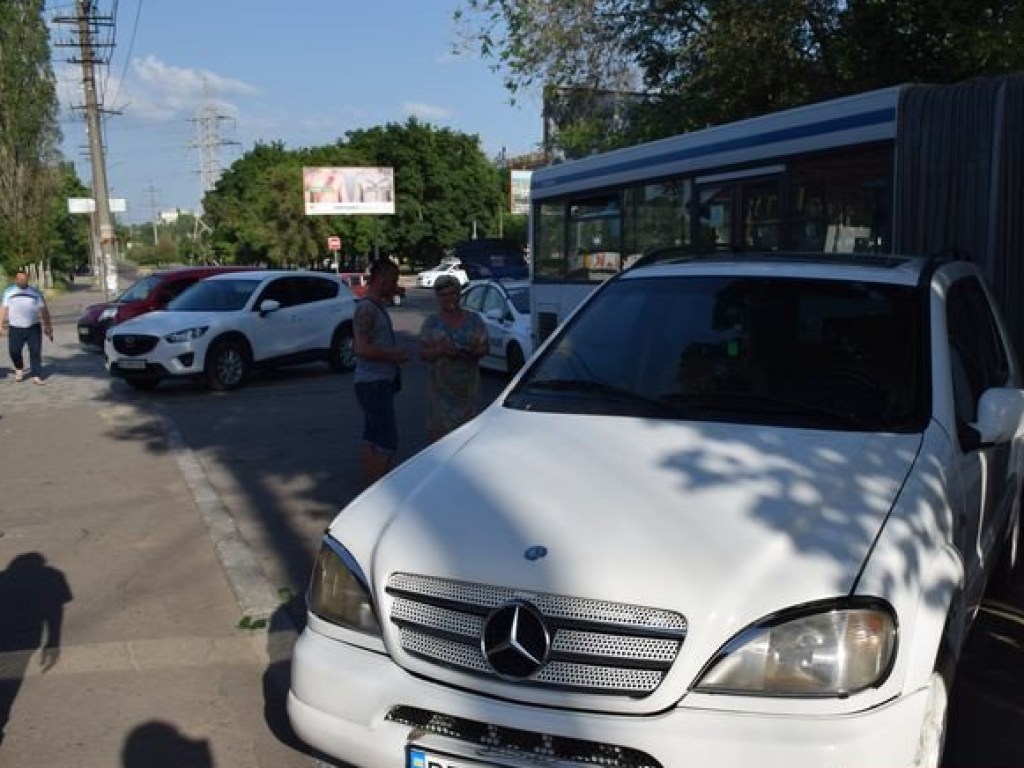 В Николаеве столкнулись Mercedes и городской автобус (ФОТО)