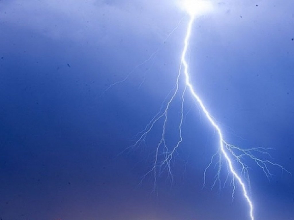 Автомобилист из Мелитополя снял на видео удар молнии в электроопору (ФОТО, ВИДЕО)