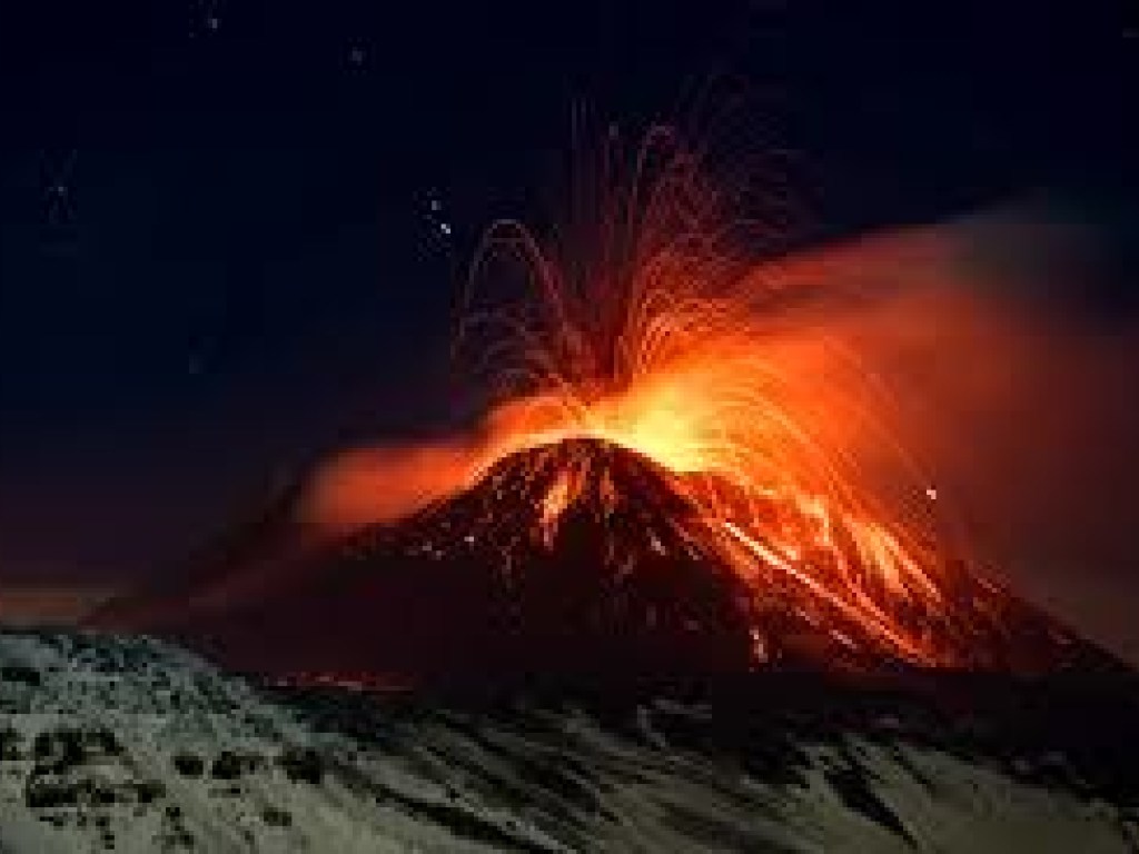 В Италии проснулся вулкан Этна: очевидцев впечатлила красная лава (ВИДЕО)