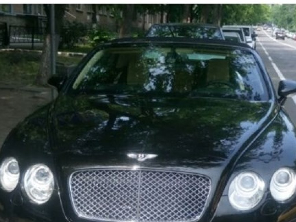 На Печерске в Киеве водитель отличился хамской парковкой Bentley (ФОТО)