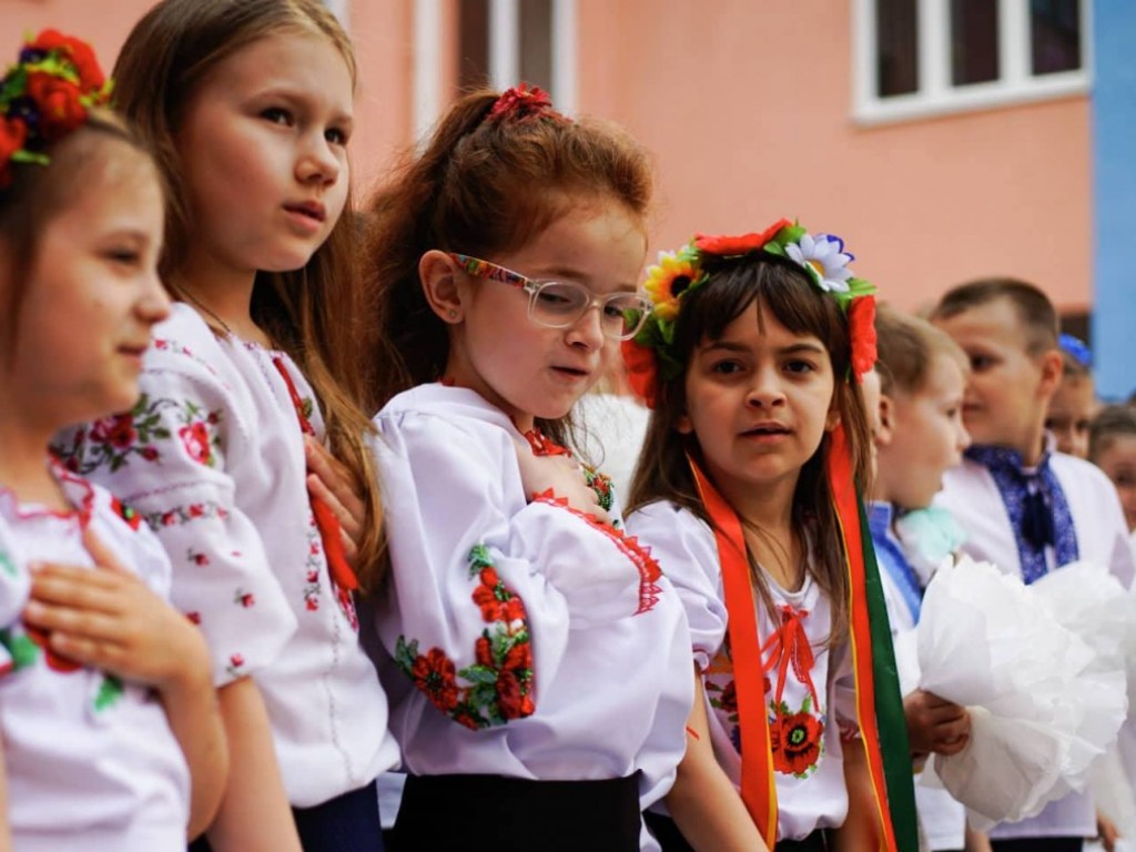 Завтра – каникулы: в школах Киева прозвенел последний звонок (ФОТО)