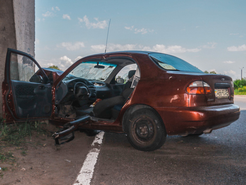 Стало плохо за рулем: водитель Daewoo на скорости влетел в бетонную опору в Днепре (ФОТО)